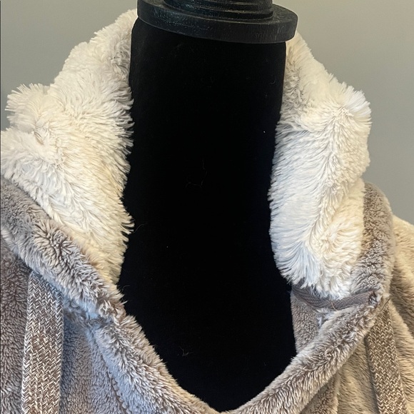 Cozy Gray-taupe  Fleece Hoodie super warm like new - Picture 3 of 4